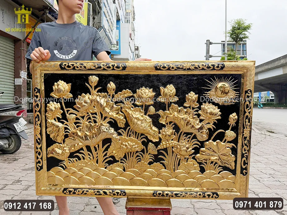 Họa tiết hoa văn tr&ecirc;n khung được chăm ch&uacute;t tỉ mỉ